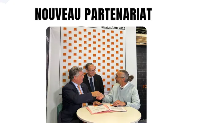 Olivier Romain signant le contrat de partenariat avec Orange