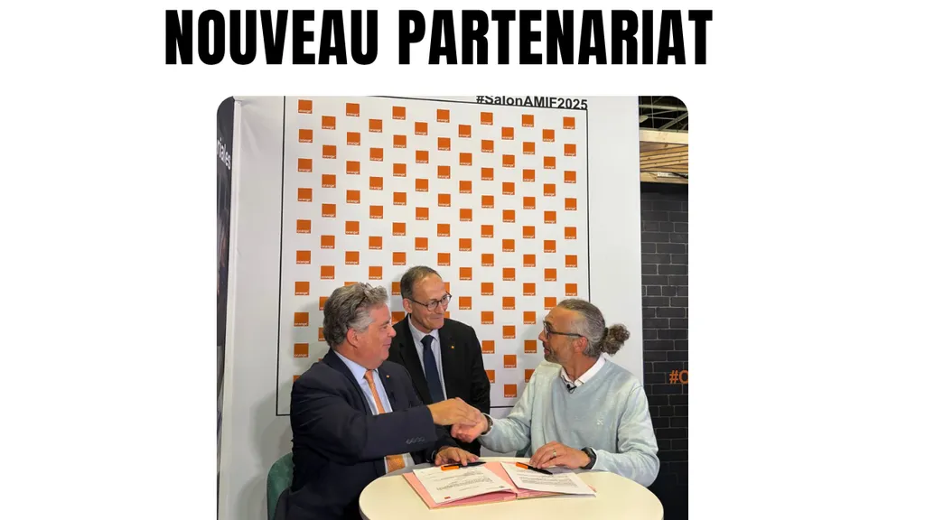 Olivier Romain signant le contrat de partenariat avec Orange