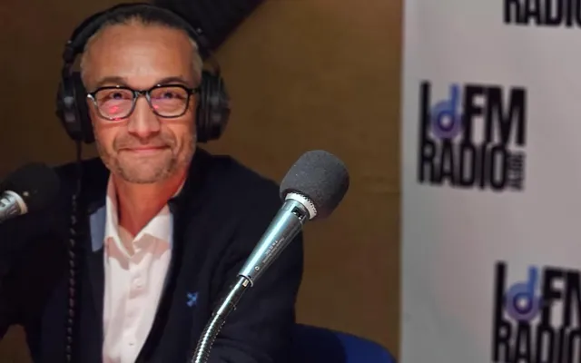 photo d'Olivier Romain devant un micro