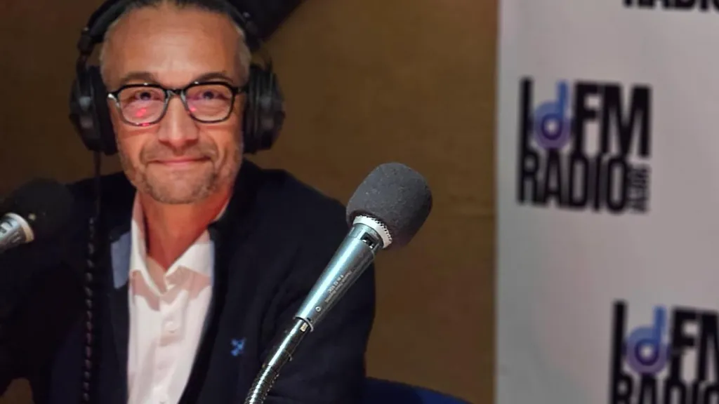 photo d'Olivier Romain devant un micro