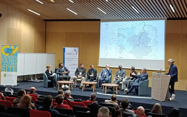 Olivier Romain et les membres du club eau présents sur la scène de la MIR de Neuville