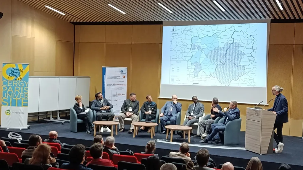 Olivier Romain et les membres du club eau présents sur la scène de la MIR de Neuville